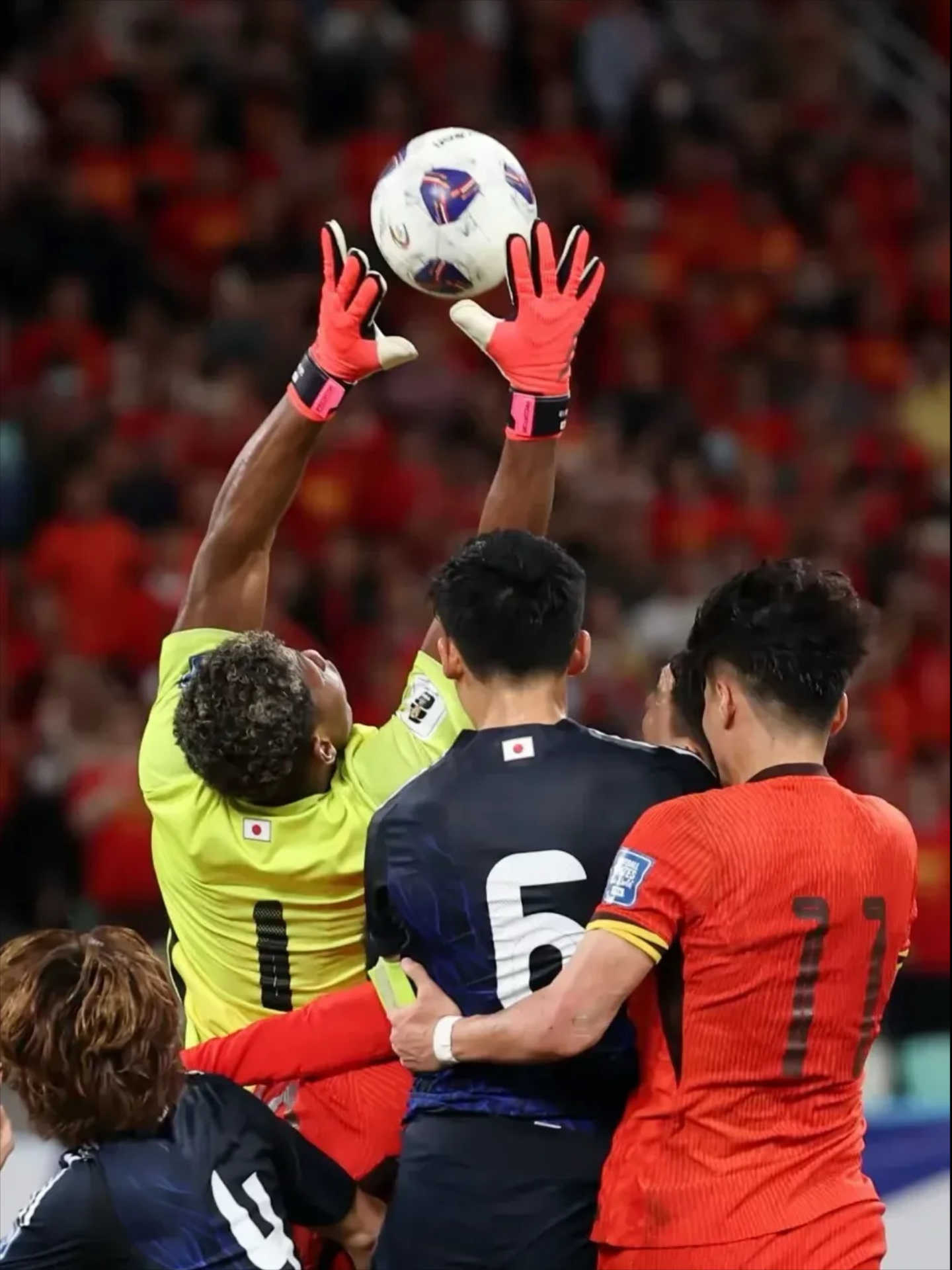 爱游戏APP-球队在关键比赛中取得战绩突破,引发球迷狂欢的原因